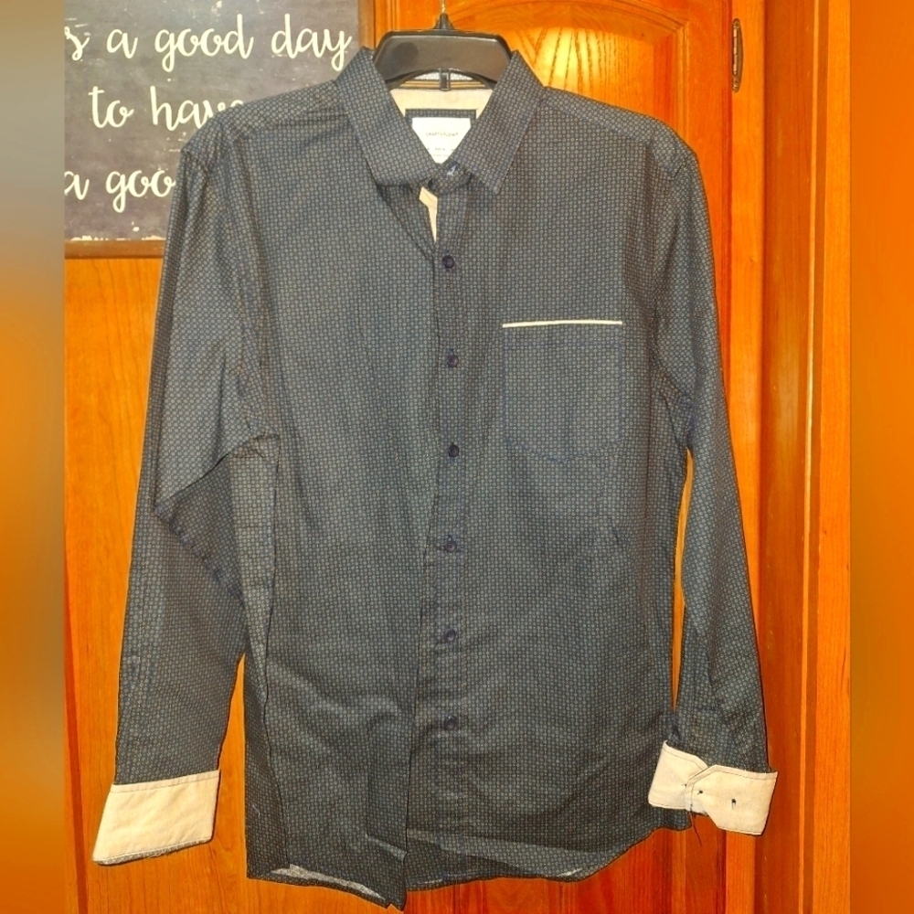 A Craft and Flow men's long sleeve button-down shirt in a size medium. EUC